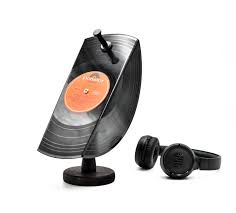 Un paio di cuffie appoggiate su un vinile